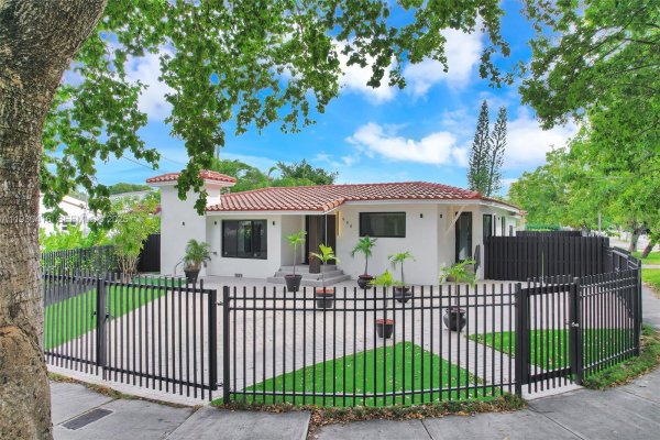 998 SW 11th St Miami, FL 33129