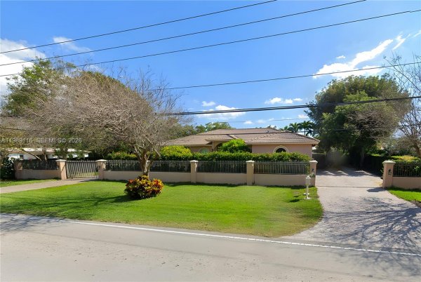 10621 SW 77th Ave Pinecrest, FL 33156