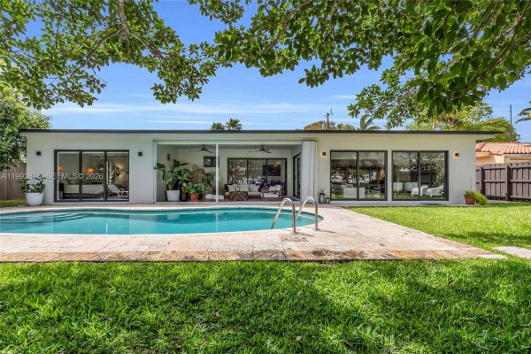 2025 Arch Crk Dr North Miami, FL 33181