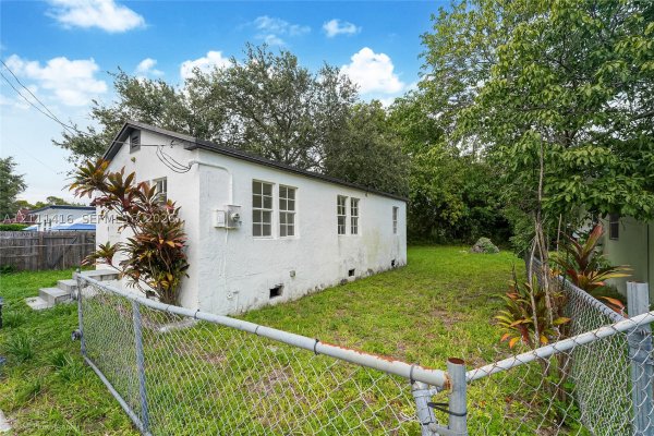 1053 NW 55th St Miami, FL 33127