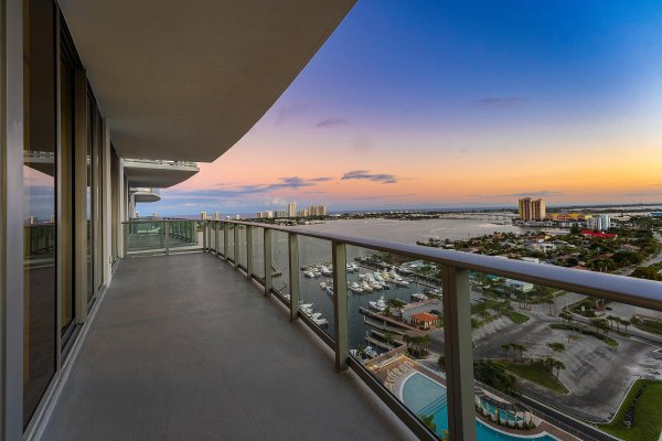 220 Lake Shr #1911 Lake Park, FL 33403