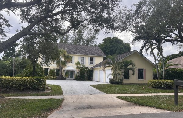 2901 Embassy Dr West Palm Beach, FL 33401