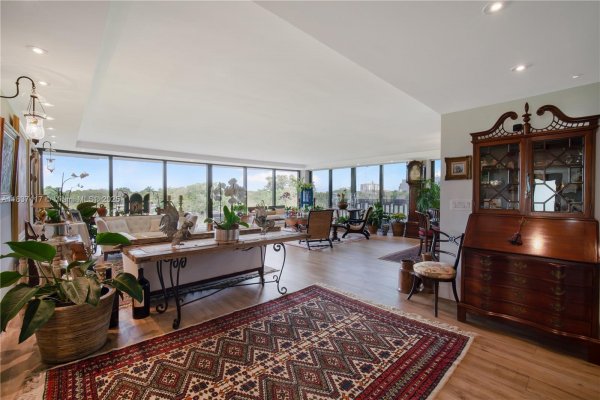 700 Coral Way #4 Coral Gables, FL 33134