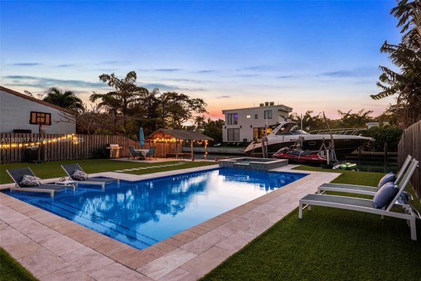 7940 Hawthorne Ave Miami Beach, FL 33141