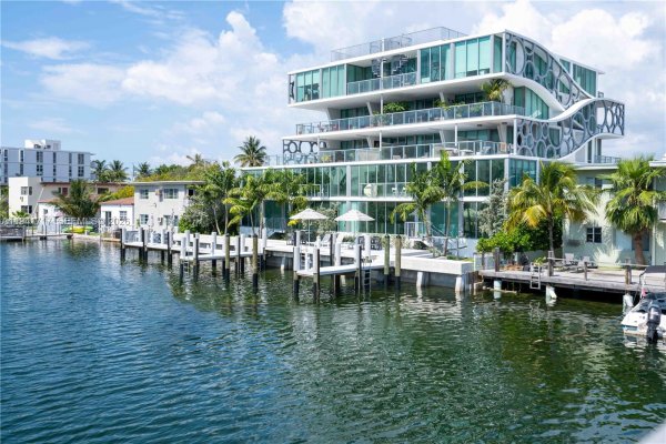 8425 Crespi Blvd #501 Miami Beach, FL 33141
