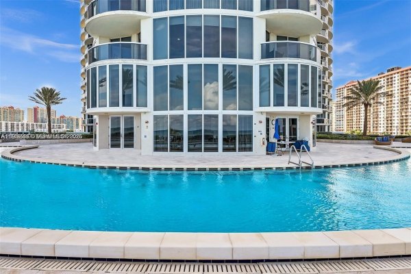 17201 Collins Ave+den #1403 Sunny Isles Beach, FL 33160