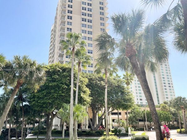 770 Claughton Is Dr #704 Miami, FL 33131