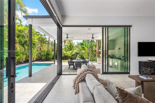 2500 Middle Riv Dr Fort Lauderdale, FL 33305