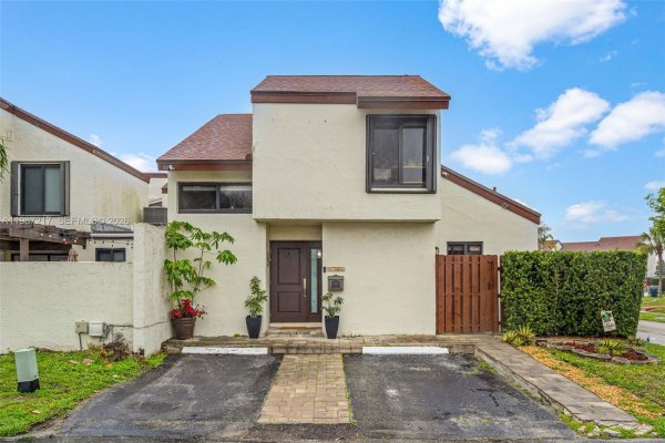 9746 NW 4th Ln #9746 Miami, FL 33172