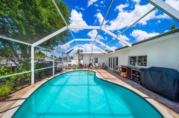31 SE 12th St Pompano Beach, FL 33060