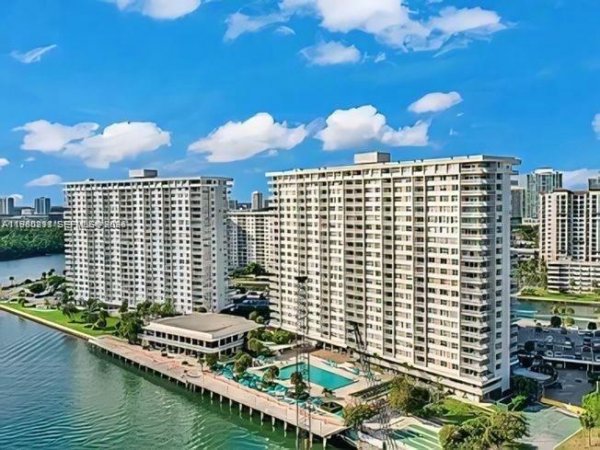 500 Bayview Dr #325 Sunny Isles Beach, FL 33160