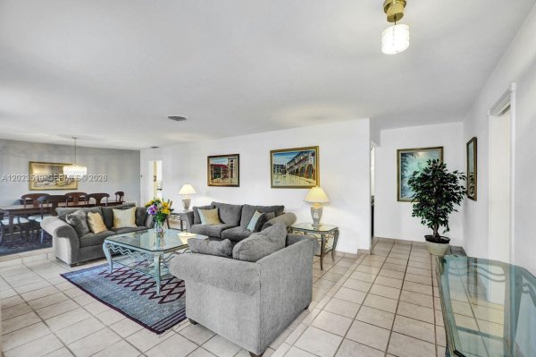 8521 SW 86th Ct Miami, FL 33143