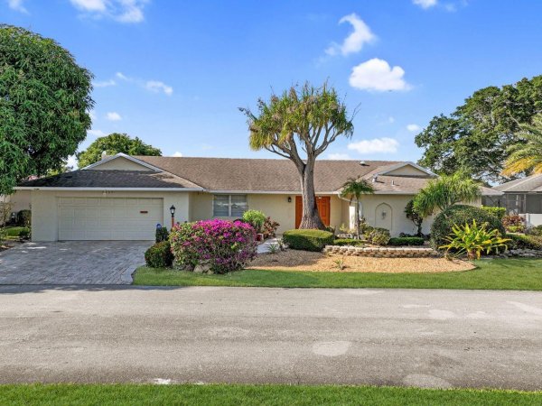 6207 Royal Poinciana Ln Tamarac, FL 33319