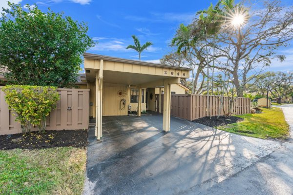 2046 Deer Crk Woodlands Deerfield Beach, FL 33442