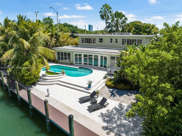 3180 N Bay Rd Miami Beach, FL 33140 3180 N Bay Rd Miami Beach, FL 33140