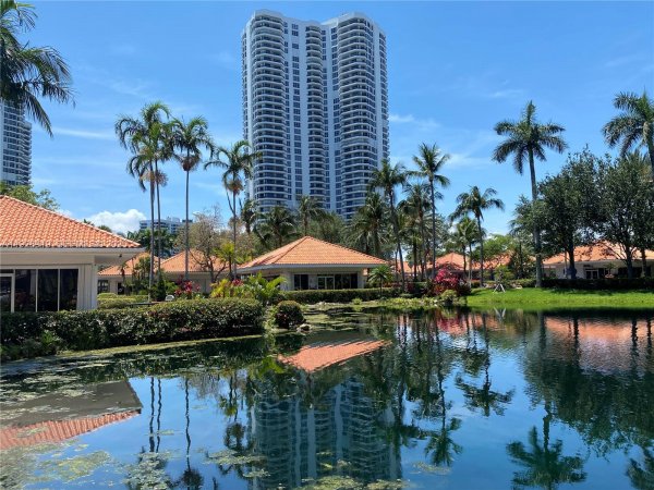 3600 Mystic Pointe Dr #115 Aventura, FL 33180