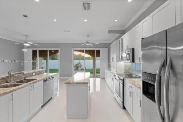 16640 NW 86th Ct Miami Lakes, FL 33016