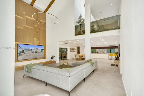 1977 S Oak Hvn Cir Miami, FL 33179