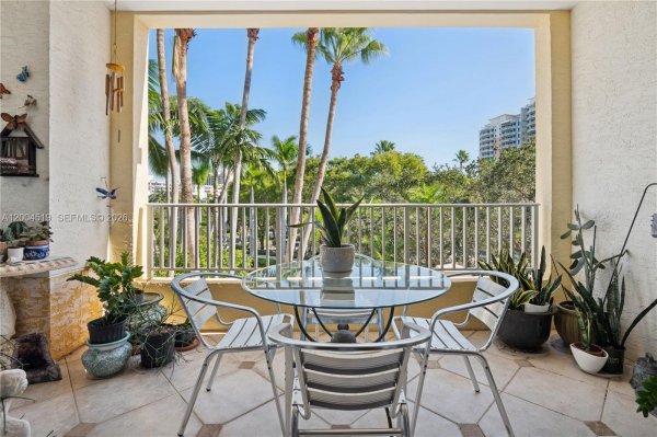 719 Crandon Blvd #310 Key Biscayne, FL 33149