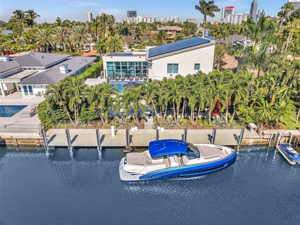 307 Holiday Dr Hallandale Beach, FL 33009