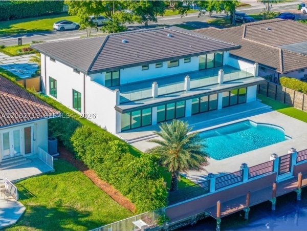 406 Holiday Dr Hallandale Beach, FL 33009