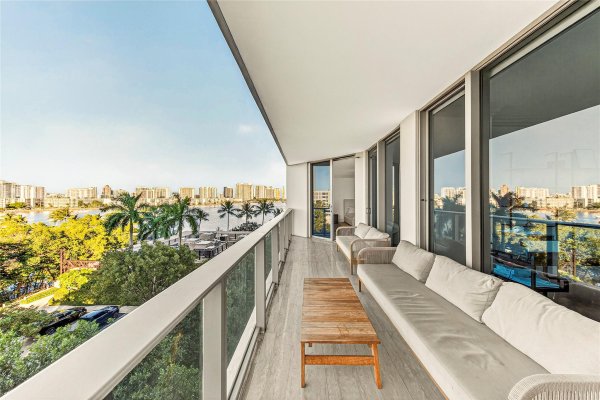 17301 Biscayne #506 North Miami Beach, FL 33160