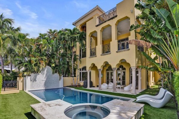 1516 Island Blvd Aventura, FL 33160