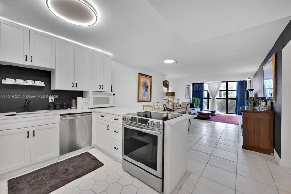 400 Leslie Dr #605 Hallandale Beach, FL 33009