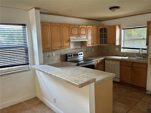 13514 NE 23rd Pl North Miami, FL 33181