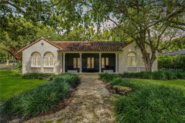 665 N Greenway Dr Coral Gables, FL 33134