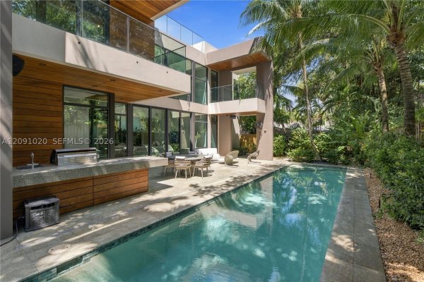 2803 Crystal Ct Miami, FL 33133