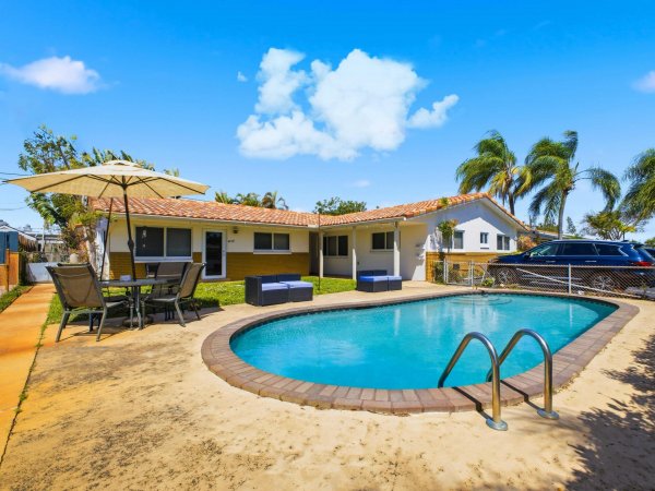 451 SE 1st #A & B Pompano Beach, FL 33060