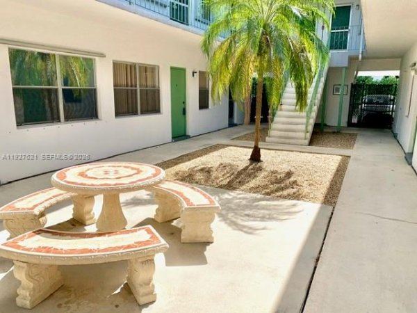 1824 Monroe St #4 Hollywood, FL 33020