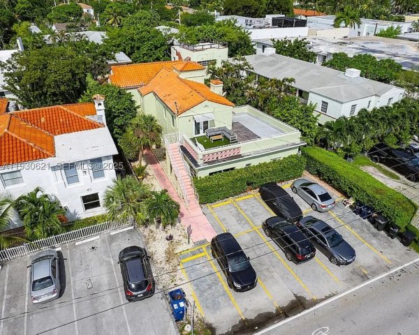 2822 Pine Tree Dr Miami Beach, FL 33140