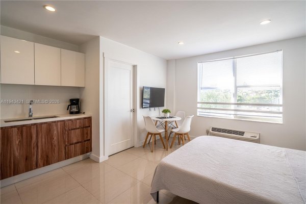 924 Marseille Dr #24 Miami Beach, FL 33141