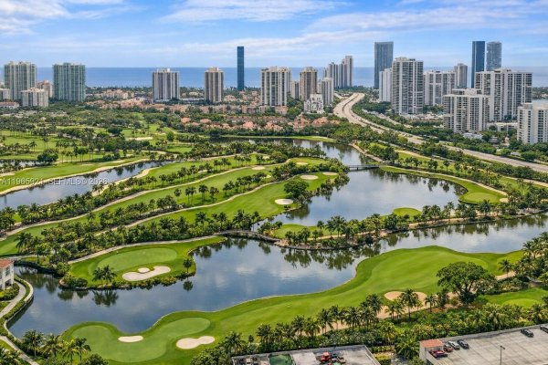 19501 W Country Clb Dr #2415 Aventura, FL 33180