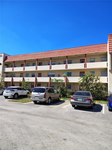 3051 E Sunrise Lks Dr #210 Sunrise, FL 33322