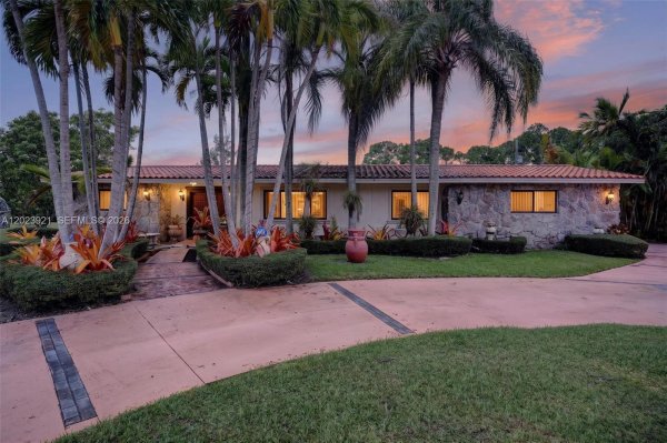 8461 SW 68th St Rd Miami, FL 33143