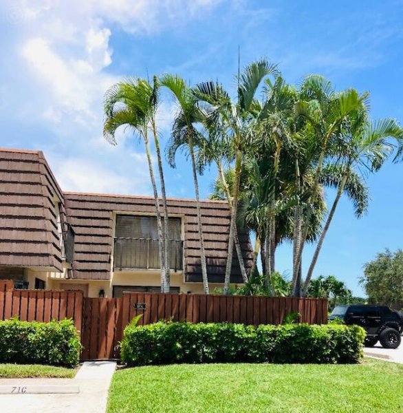 1714 17th Ct Jupiter, FL 33477