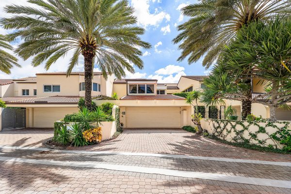 13 Sloans Curv Dr #13 Palm Beach, FL 33480