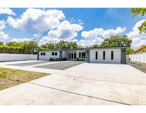 19810 NE 22nd Ave Miami, FL 33180