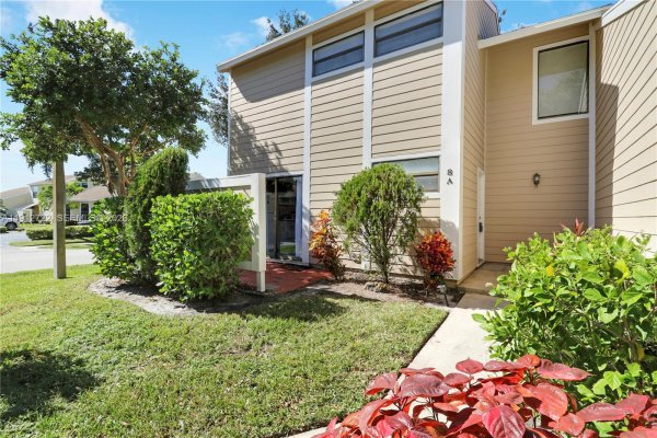 301 Lakewood Dr #8A Jupiter, FL 33458