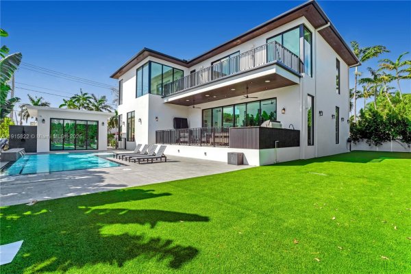 9045 Hawthorne Ave Surfside, FL 33154