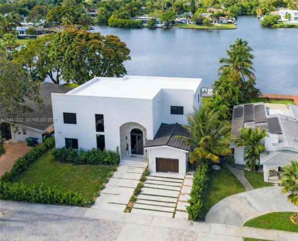 19600 NE 26th Ave Miami, FL 33180