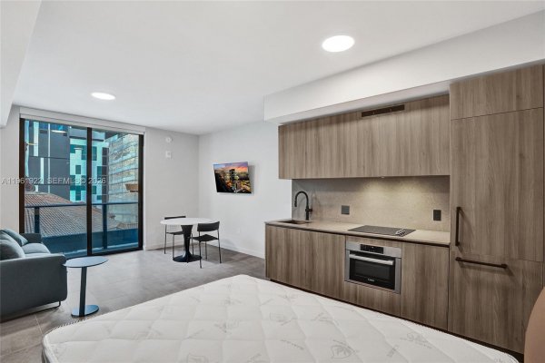 121 NE 5th St #807 Miami, FL 33132