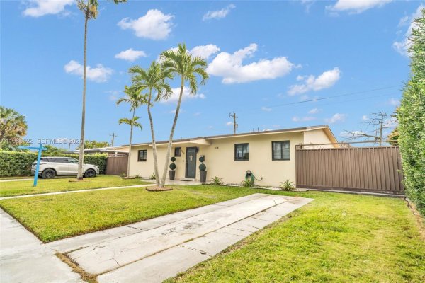 8818 SW 16th St Miami, FL 33165