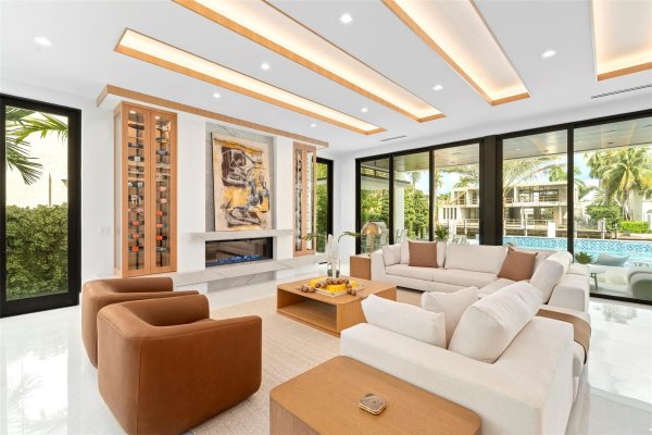 24 Fiesta Fort Lauderdale, FL 33301