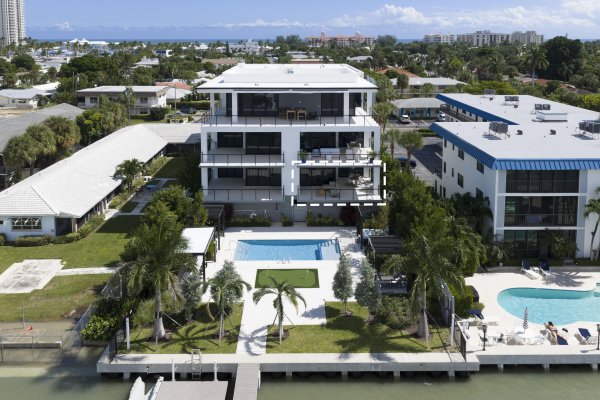 2323 Lk Dr #201 Singer Island, FL 33404