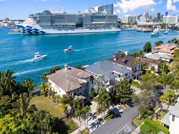 1965 SE 21st Fort Lauderdale, FL 33316