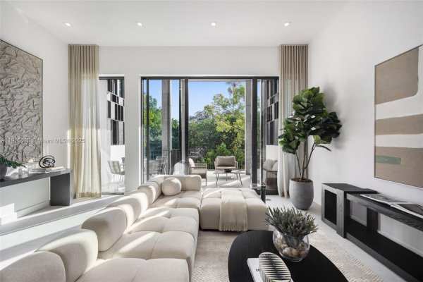 94 SW 28th Rd #3 Miami, FL 33129